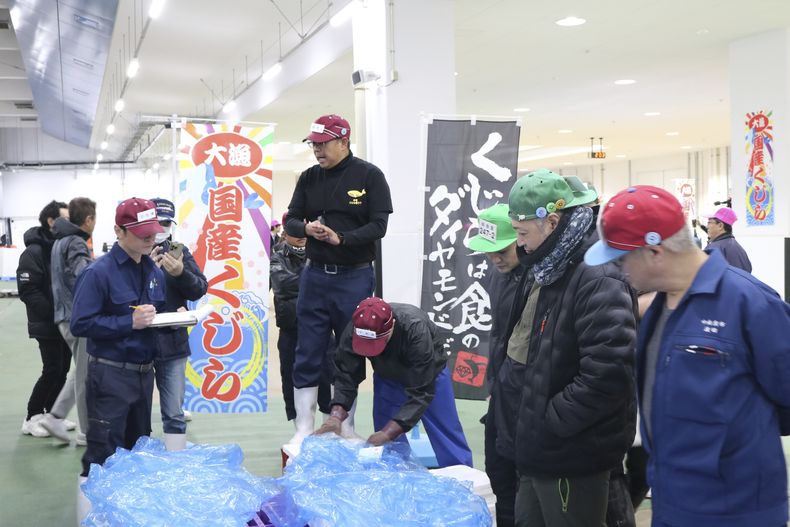 Foto entregada por el Departamento de Agricultura, Bosques y Pesca de la ciudad japonesa de Shimonoseki, que muestra una subasta de carne de ballena en Shimonoseki, prefectura de Yamaguchi, Japón, el 12 de diciembre del 2024. (Departamento de Agricultura, Bosques y Pesca de la ciudad japonesa de Shimonoseki via AP)