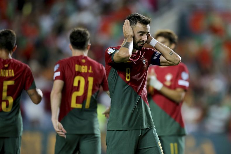 Bruno Fernandes reacciona tras marcar el octavo gol de Portugal ante Luxemburgo por las eliminatorias de la Eurocopa, el lunes 11 de septiembre de 2023, en Faro, Portugal. (AP Foto/Joao Matos)
