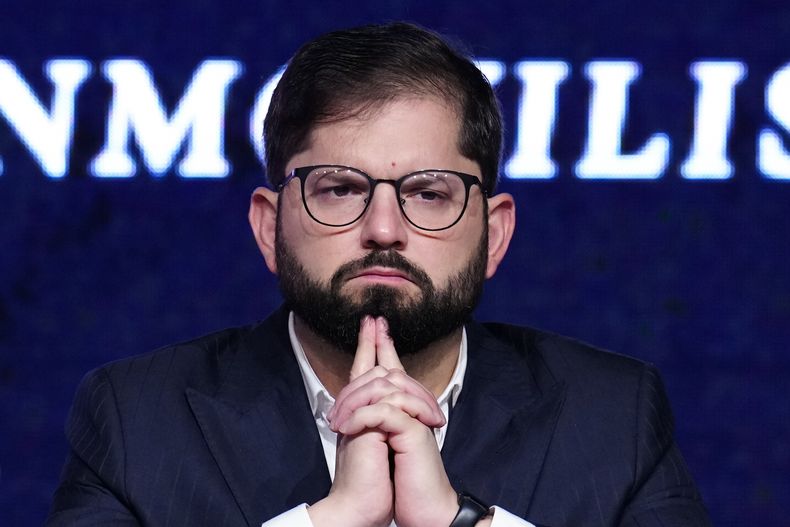 ARCHIVO - El presidente Gabriel Boric asiste a la inauguración de un encuentro anual de empresarios en Santiago, Chile, el 25 de abril de 2024. (AP Photo/Esteban Felix, File)