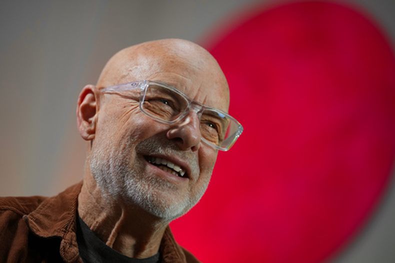 Brian Eno habla durante una entrevista en Londres, el martes 29 de septiembre de 2026. (Foto AP/Kin Cheung)