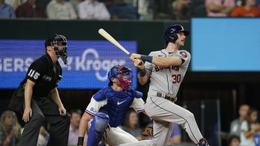 Tucker conecta jonrón, Astros remontan y vencen a Rangers