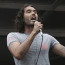 ARCHIVO - El comediante Russell Brand habla en Parliament Square durante una protesta contra el Gobierno conservador y sus políticas de austeridad en Londres, el sábado 20 de junio de 2015. (Foto AP/Tim Ireland, archivo)