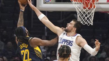 Con 31 puntos y 29 rebotes de Zubac, Clippers vence a Pacers