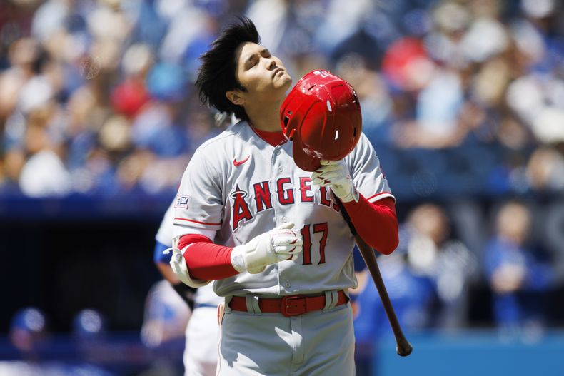 Shohei Ohtani de los Angelinos de Los Ángeles durante un turno al bate contra los Azulejos de Toronto, el domingo 30 de julio de 2023. (Cole Burston/The Canadian Press vía AP)