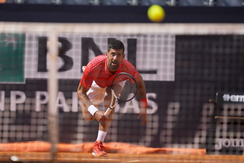 Novak Djocovic devuelve ante Grigor Dimitrov en el Abierto de Italia, el domingo 14 de mayo de 2023, en Roma. (AP Foto/Andrew Medichini)