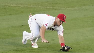 Trout rompe el empate y Angelinos ganan 4-3 a Rangers