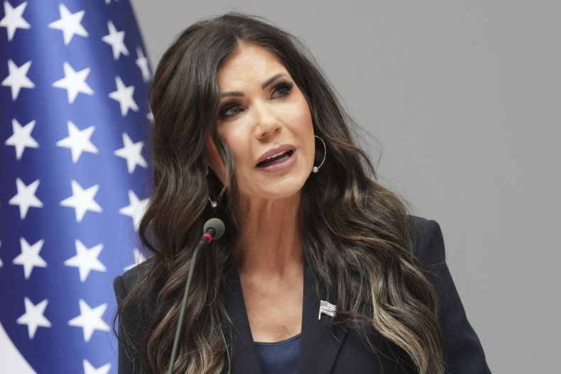 La secretaria de Seguridad Nacional de EEUU, Kristi Noem, se dirige a los medios de comunicación durante una visita al puerto de Amberes en Amberes, Bélgica, el miércoles 10 de septiembre de 2025. (AP Foto/Virginia Mayo)