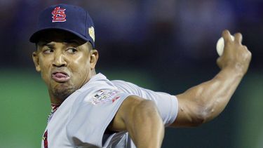 ARCHIVO - El relevista de los Cardenales de San Luis, Octavio Dotel, en un juego contra los Rangers de Texas, el lunes 24 de octubre de 2011, en Arlington, Texas. Dotel es una de las 44 personas que murieron al derrumbarse el techo de una discoteca en la capital de República Dominicana donde políticos, deportistas y otros asistían a un concierto de merengue, informaron las autoridades el 8 de abril de 2025. (AP Foto/Matt Slocum, Archivo)