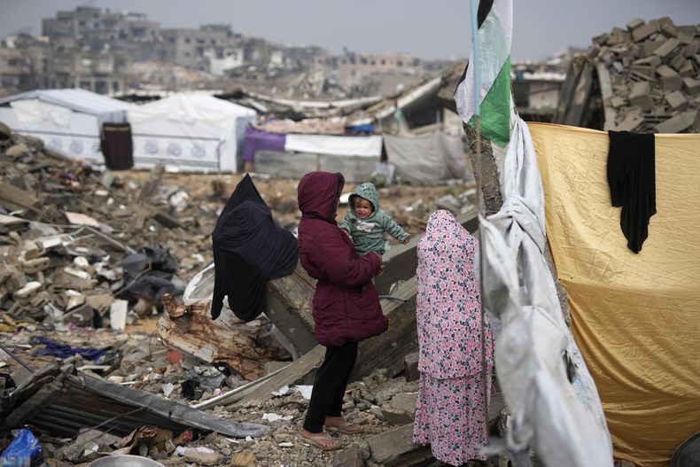 El campamento de la familia Rehan en las ruinas de su casa en Jabaliya, Franja de Gaza, el lunes 10 de febrero de 2025. (AP Foto/Abdel Kareem Hana)