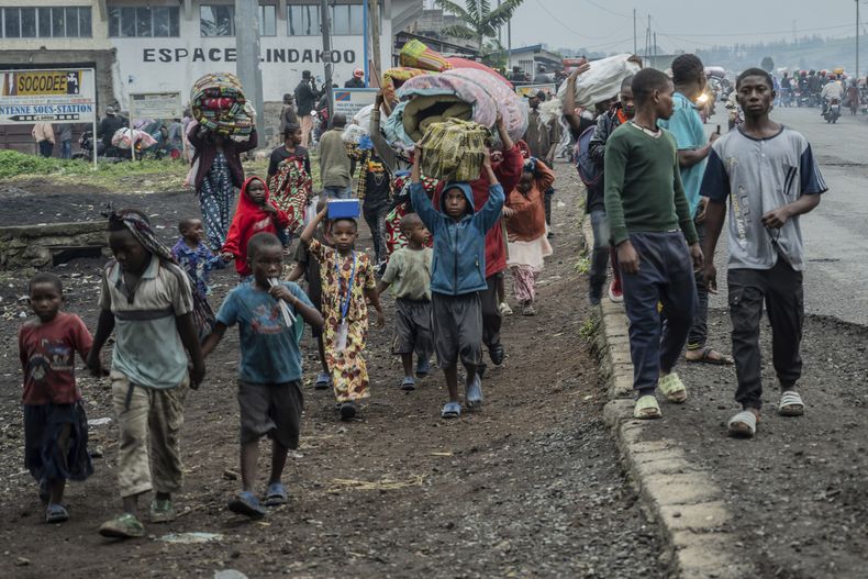 Personas desplazadas por los combates huyen hacia Goma, República Democrática del Congo, el 26 de enero del 2025. (AP foto/Moses Sawasawa)