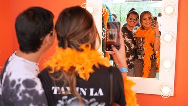 Roel Calderón, a la izquierda, y Ashley Miramontes se prueban prendas inspiradas en el nuevo álbum de Taylor Swift, The Life of a Showgirl, en un evento emergente de activación de fans de TikTok/Taylor Swift para celebrar el lanzamiento del álbum el viernes 3 de octubre de 2025, en Los Ángeles. (Foto AP/Chris Pizzello)