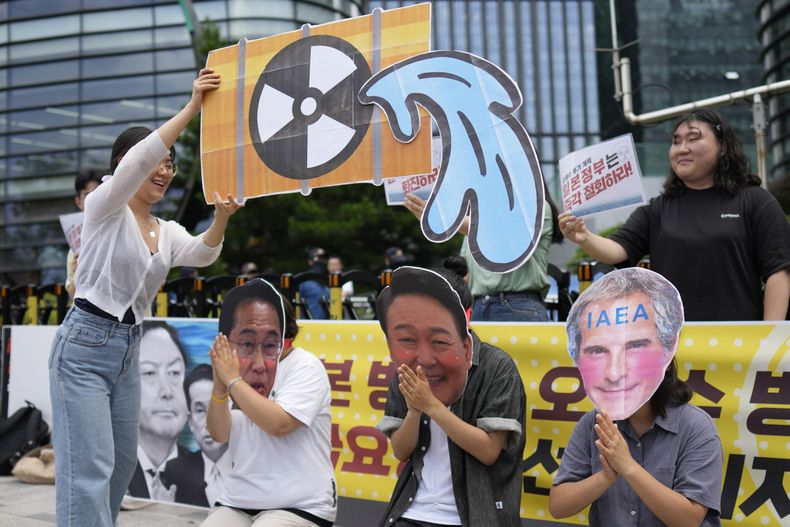 Estudiantes con carteles de los rostros del primer ministro japonés Fumio Kishida, del presidente surcoreano Yoon Suk Yeol y del director de la Organismo Internacional de Energía Atómica, Rafael Mariano Grossi, durante una protesta el viernes 7 de julio de 2023, en Seúl, Corea del Sur, contra el plan del gobierno de Japón para verter al mar las aguas residuales de la central nuclear de Fukushima. (AP Foto/Lee Jin-man)