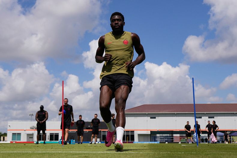 El lateral canadiense Alphonso Davies durante un entrenamiento del Mundial, el viernes 3 de julio de 2026, en Houston. Canadá enfrentará a Marruecos. (AP Foto/Ashley Landis)