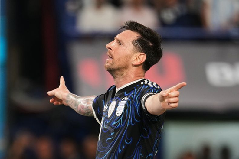 El capitán de Argentina, Lionel Messi, celebra tras convertir el segundo gol para su equipo en un amistoso ante Zambia en Buenos Aires, Argentina, martes 31 marzo, 2026. (AP Foto/Rodrigo Abd)