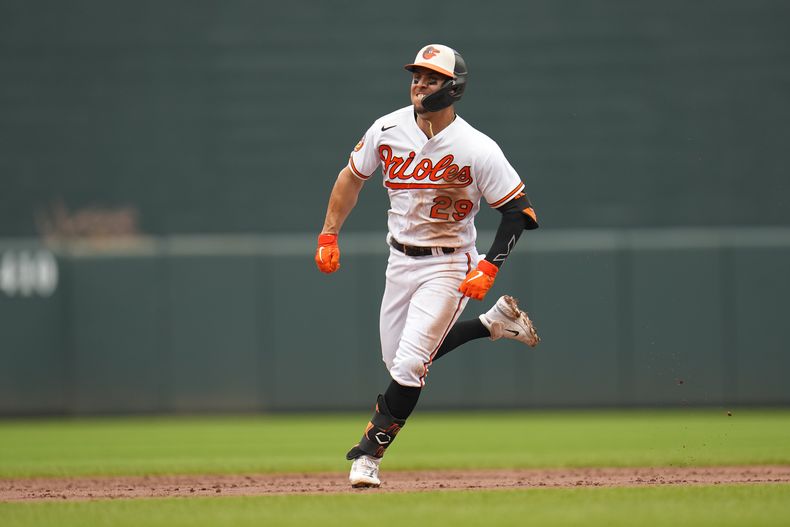 Ramon Urías de los Orioles de Baltimore recorre las bases tras batear un triple ante los Astros de Houston, el jueves 10 de agosto de 2023, en Baltimore. (AP Foto/Julio Cortez)