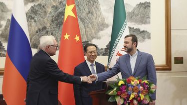 De izquierda a derecha, el viceministro de Exteriores de Rusia, Sergei Ryabkov; su homólogo chino, Ma Zhaoxu, y el iraní, Kazem Gharibabadi, comparecen ante reporteros después de una reunión en Beijing, China, el 14 de marzo de 2025. (Lintao Zhang/Pool Foto vía AP)