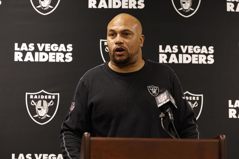 El entrenador de los Raiders de Las Vegas Antonio Pierce durante una rueda de prensa tras el partido contra los Saints de Nueva Orleans, el 29 de diciembre de 2024. (AP Foto/Butch Dill)