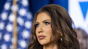 La secretaria de Seguridad Nacional Kristi Noem en una conferencia de prensa en la sede del Servicio de Control de Inmigración y Aduanas, el 9 de abril de 2025, en Washington. (AP Foto/Alex Brandon, Archivo)