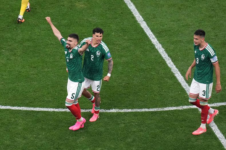 Johan Vázquez, Jorge Sánchez y César Montes, de la selección de México, festejan su victoria sobre Ecuador el martes 30 de junio de 2026 (AP Foto/Silvia Izquierdo)