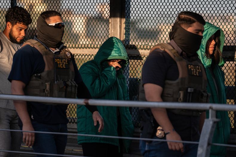 Varios migrantes son deportados por agentes del Servicio de Inmigración y Control de Aduanas de Estados Unidos (ICE, por sus siglas en inglés) en el puente internacional McAllen–Hidalgo–Reynosa en McAllen, Texas, el viernes 13 de marzo de 2026. Docenas de migrantes de países como Cuba, Venezuela, Haití, China, Guatemala y El Salvador fueron entregados a autoridades mexicanas. (AP Foto/Felix Marquez)