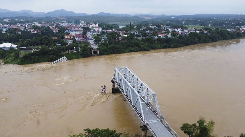 Un puente se ve derrumbado por las inundaciones asociadas al tifón Yagi en la provincia de Phu Tho, Vietnam, el lunes 9 de septiembre de 2024 (Bui Van Lanh/ VNA via AP)
