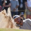 Tommy Fleetwood de Inglaterra sale de una trampa de arena (bunker) en el green del hoyo 4 durante el primer día del Campeonato Abierto Británico de Golf (British Open) en el club de golf Royal Birkdale, en Southport, Inglaterra, el jueves 16 de julio de 2026. (Foto AP/Jon Super)