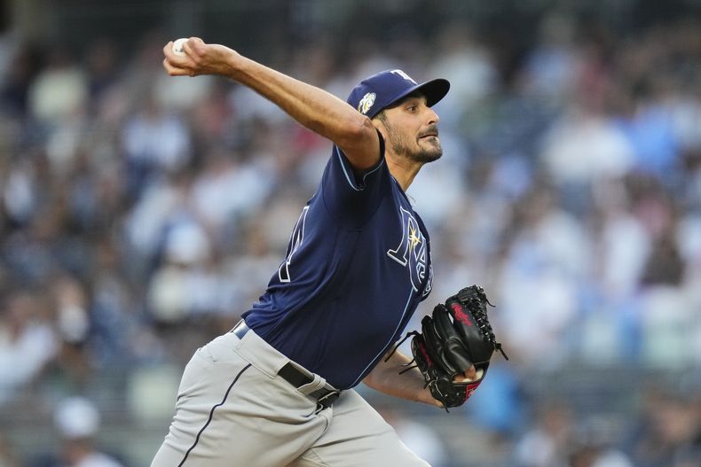 Zach Eflin de los Rays de Tampa Bay lanza durante la primera entrada del juego ante los Yanquis de Nueva York, en Nueva York. Martes 1 de agosto de 2023. (AP Foto/Frank Franklin II)