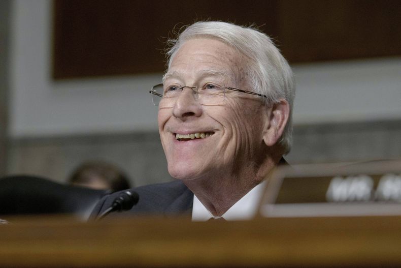 El senador republicano de Mississippi, Roger Wicker, preside la audiencia del Comité de Servicios Armados del Senado de Estados Unidos para la confirmación del teniente general (jubilado) de la Fuerza Aérea John D. Caine, como general y presidente del Estado Mayor Conjunto, en el Capitolio, el martes 11 de abril de 2025, en Washington. (AP Photo/Rod Lamkey, Jr.)