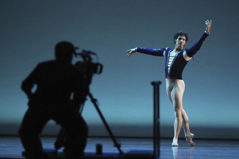 El reconocido bailarín mexicano Isaac Hernández, del American Ballet Theatre, ensaya para la próxima producción de Despertares en el Auditorio Nacional de la Ciudad de México, el viernes 29 de agosto de 2025. (Foto AP/Eduardo Verdugo)
