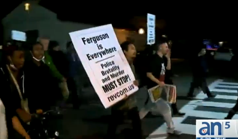 Las protestas en su mayoría pacificas por la decisión de un jurado de no encausar a un policía blanco tras la muerte de un afroamericano en nueva york continuaron este fin de semana por todo el país incluyendo en sur de la Florida.