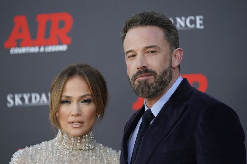 ARCHIVO - Jennifer Lopez y Ben Affleck llegan a la premiere de Air, el lunes 27 de marzo de 2023, en Los Ángeles. (AP Foto/Ashley Landis, Archivo)