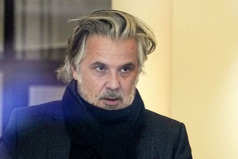 ARCHIVO - Vincent Labrune, presidente de la liga de fútbol de Francia, al salir de la sede de la Federación Francesa de Fútbol, el 11 de enero de 2023, en París. (AP Foto/Michel Euler)