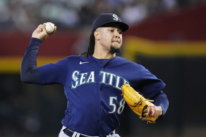 El abridor de los Marineros de Seattle Luis Castillo lanza en la primera entrada del juego ante los Diamondbacks de Arizona en Phoenix el domingo 30 de julio del 2023. (AP Foto/Ross D. Franklin)