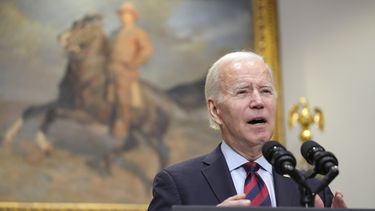 Biden firma ley para evitar huelga ferroviaria en EEUU