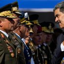 ARCHIVO - El presidente venezolano Nicolás Maduro saluda a mandos militares el día de su toma de posesión para un tercer mandato, en Caracas, Venezuela, el 10 de enero de 2025. (Foto AP/Ariana Cubillos, Archivo)