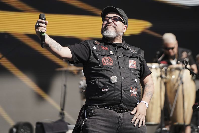 Tony Hernández de la banda mexicana El Gran Silencio durante su presentación en la 25ª edición del festival de música Vive Latino en la Ciudad de México, el sábado 15 de marzo de 2025. (Foto AP/Aurea Del Rosario)