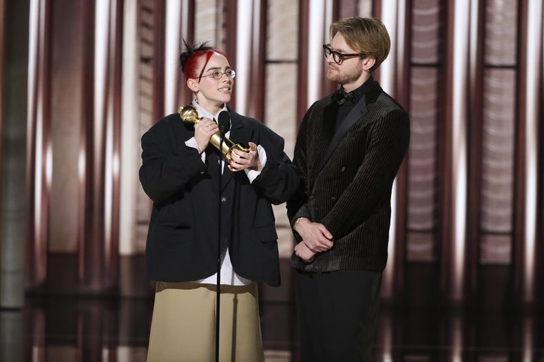 En esta imagen proporcionada por CBS, Billie Eilish OConnell, izquierda, y Finneas OConnell reciben el premio a mejor canción original por What Was I Made For? en la 81a edición de los Globos de Oro el domingo 7 de enero de 2024, en el Hotel Beverly Hilton en Beverly Hills, California. (Sonja Flemming/CBS via AP)