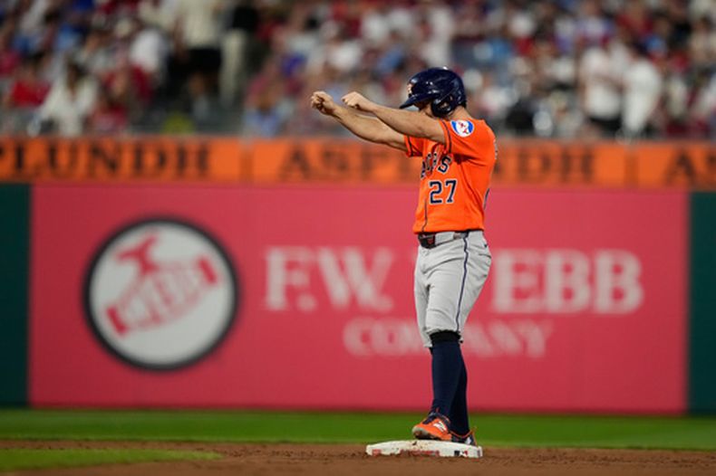 El venezolano José Altuve, de los Astros de Houston, festeja tras pegar un doble ante los Filis de Filadelfia, para llegar a 2.500 hits en su carrera, el miércoles 9 de septiembre de 2026 (AP Foto/Matt Slocum)