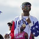 ARCHIVO - El artista estadounidense Snoop Dogg hace gestos durante las finales de skate parque masculino en los Juegos Olímpicos de Verano de 2024, el 7 de agosto de 2024, en París, Francia. (Foto AP/Frank Franklin II, archivo)