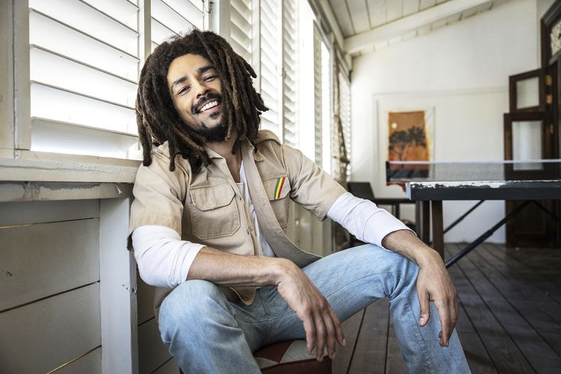 En esta imagen proporcionada por Paramount Pictures, Kingsley Ben-Adir en Bob Marley: One Love. (Chiabella James/Paramount Pictures vía AP)