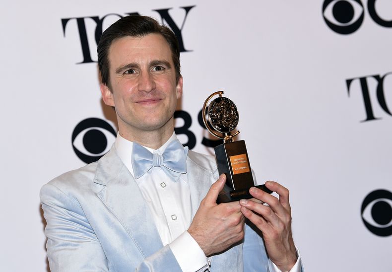 ARCHIVO - Gavin Creel, ganador del premio al mejor actor de reparto en un musical por Hello, Dolly! posa en la sala de prensa de la 71ª edición anual de los Premios Tony en Nueva York el 11 de junio de 2017. Creel murió el lunes de una forma rara y agresiva de cáncer. Tenía 48 años. (Foto Evan Agostini/Invision/AP, archivo)