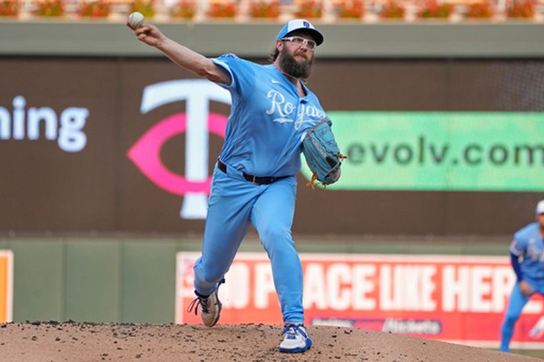 Randy Dobnak, abridor de los Reales de Kansas City, trabaja contra los Mellizos de Minnesota en la primera entrada del juego de béisbol de Grandes Ligas, el miércoles 29 de julio de 2026, en Minneapolis. (AP Foto/Bruce Kluckhohn)