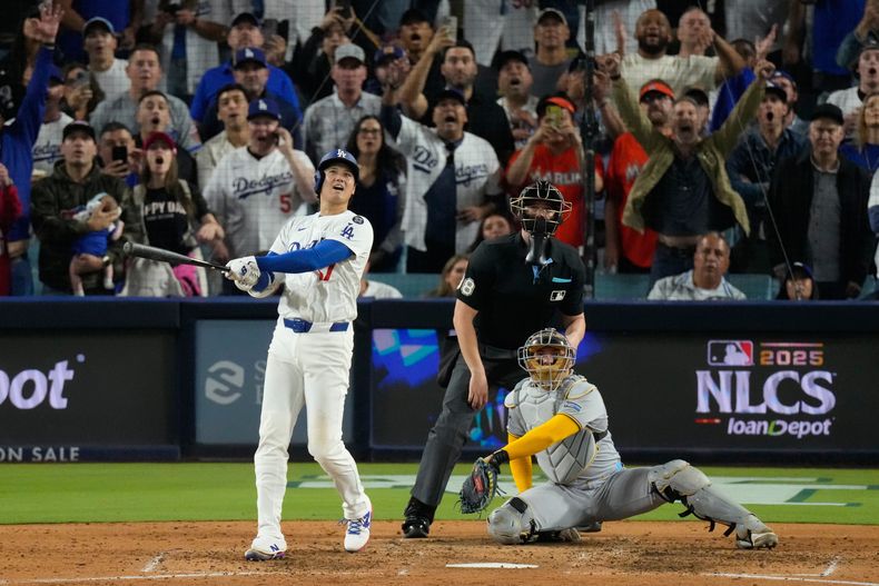 Shohei Ohtani, de los Dodgers de Los Ángeles observa el vuelo de la pelota de su cuadrangular frente a los Cerveceros de Milwaukee durante la séptima entrada del cuarto juego de la Serie de Campeonato de la Liga Nacional, el viernes 17 de octubre de 2025, en Los Ángeles. (AP Foto/Mark J. Terrill)