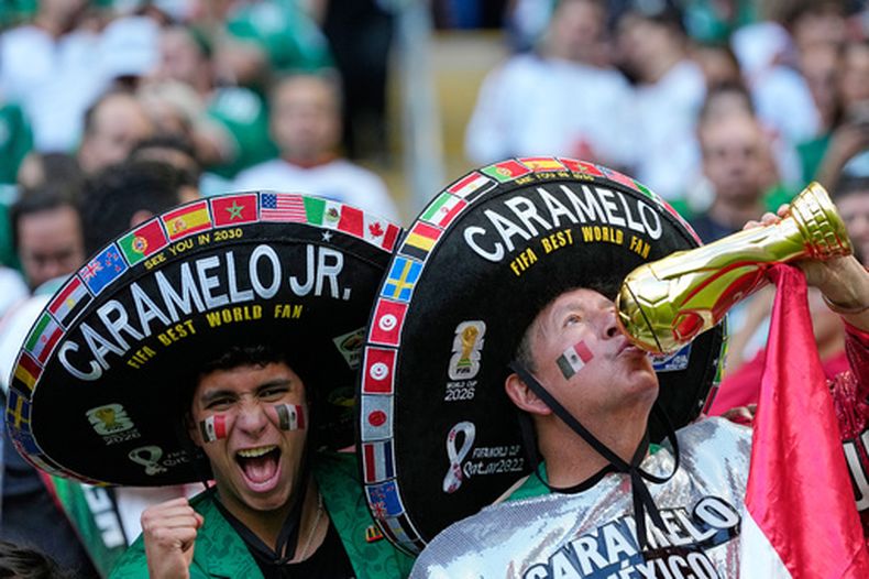 Los aficionados mexicanos conocidos como Caramelo y Caramelo Jr. alientan a la selección de su país el jueves 18 de junio de 2026, en el partido mundialista ante Corea del Sur, disputado en Guadalajara (AP Foto/Natacha Pisarenko)