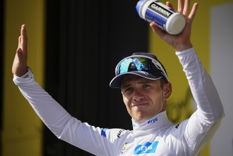 El belga Remco Evenepoel con la casaca del mejor ciclista joven tras la 17ma etapa del Tour de Francia, el 14 de julio de 2024. (AP Foto/Daniel Cole)