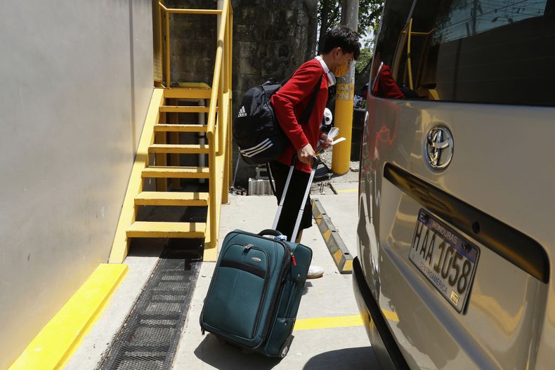 Un migrante hondureño que regresó de forma voluntaria a su país desde Estados Unidos camina en el aeropuerto Ramón Villeda Morales, el lunes 19 de mayo de 2025, en San Pedro Sula, Honduras. (AP Foto/Delmer Martínez)