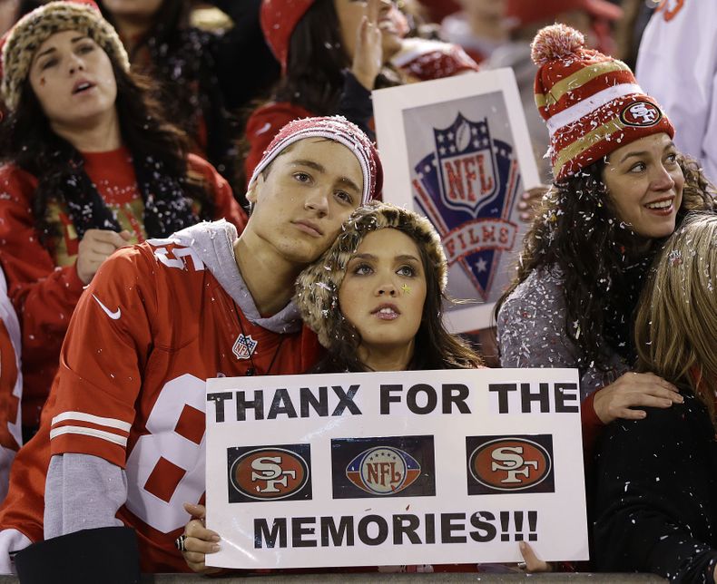 Aficionados de los 49ers de San Francisco observan fuegos artificiales despu&eacute;s de un partido contra Atlanta en el estadio Candlestick de San Francisco el lunes, 23 de diciembre de 2013. (AP Photo/Marcio Jose Sanchez)