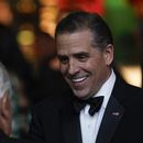 Hunter Biden habla con invitados antes de que el presidente Joe Biden haga un brindis durante una cena de Estado para el primer ministro de la India, Narendra Modi, en la Casa Blanca, el 22 de junio de 2023, en Washington. (AP Foto/Susan Walsh)