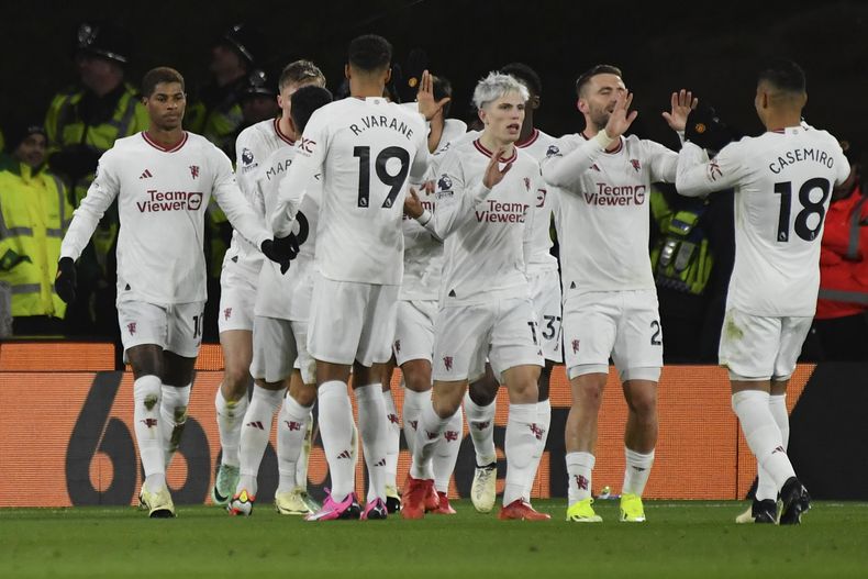 El delantero del Manchester United Marcus Rashford (izquierda) celebra junto a sus compañeros luego de anotar el primer gol durante el partido de la Liga Inglesa ante el Wolverhampton Wanderers, en el estadio Molineux, en Wolverhampton, Inglaterra, el jueves 1 de febrero de 2024. (AP Foto/Rui Vieira)