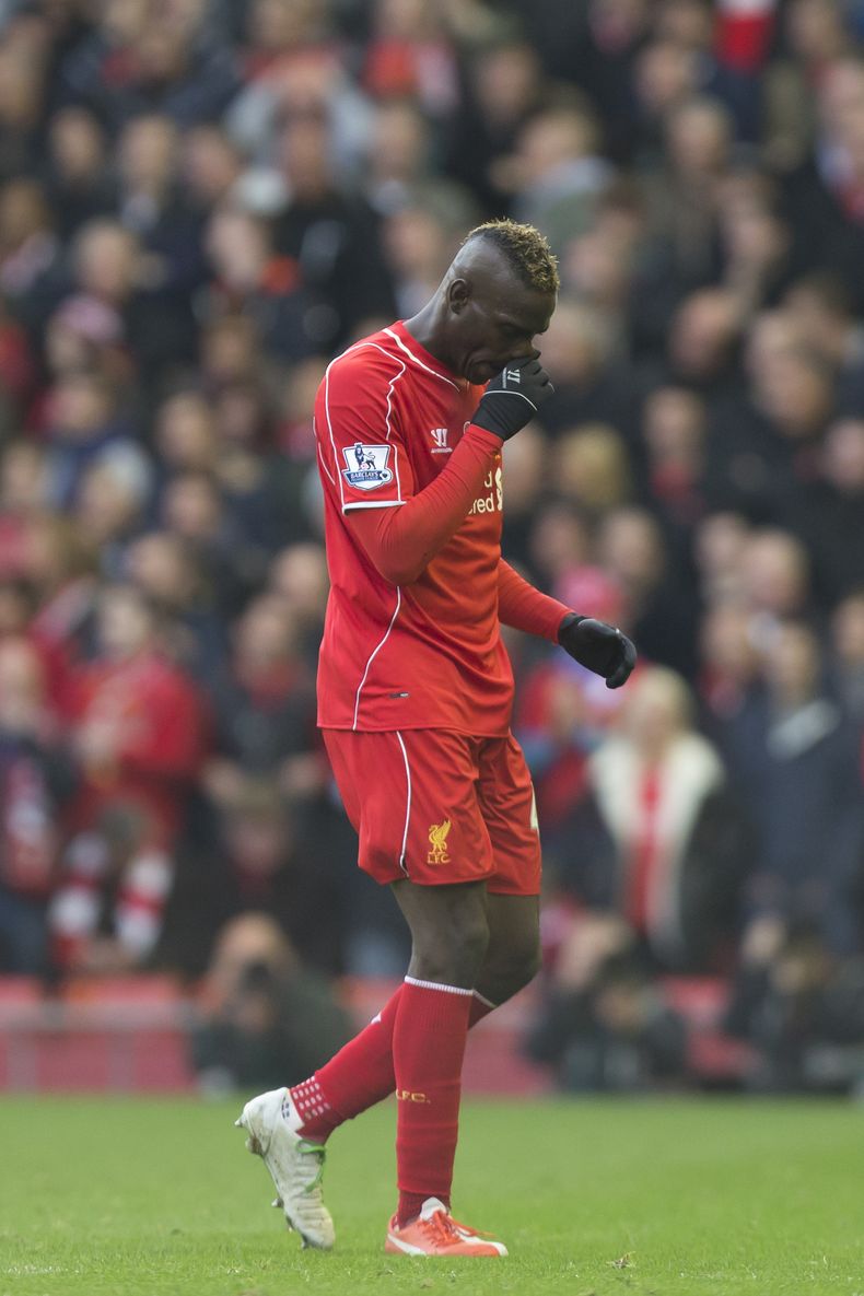 Mario Balotelli sale de la cancha al ser sustituido durnte el partido del 8 de noviembre del 2014 entre Liverpool y Chelsea. (AP Photo/Jon Super)